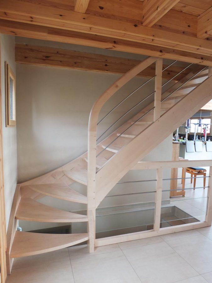 Escalier bois courbe moderne en Alsace