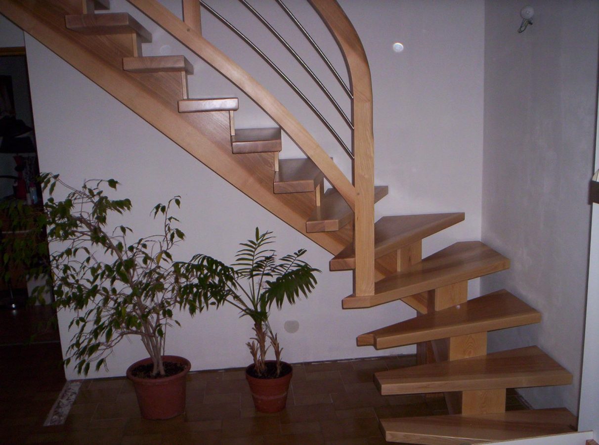 Escalier limon central bois en Alsace