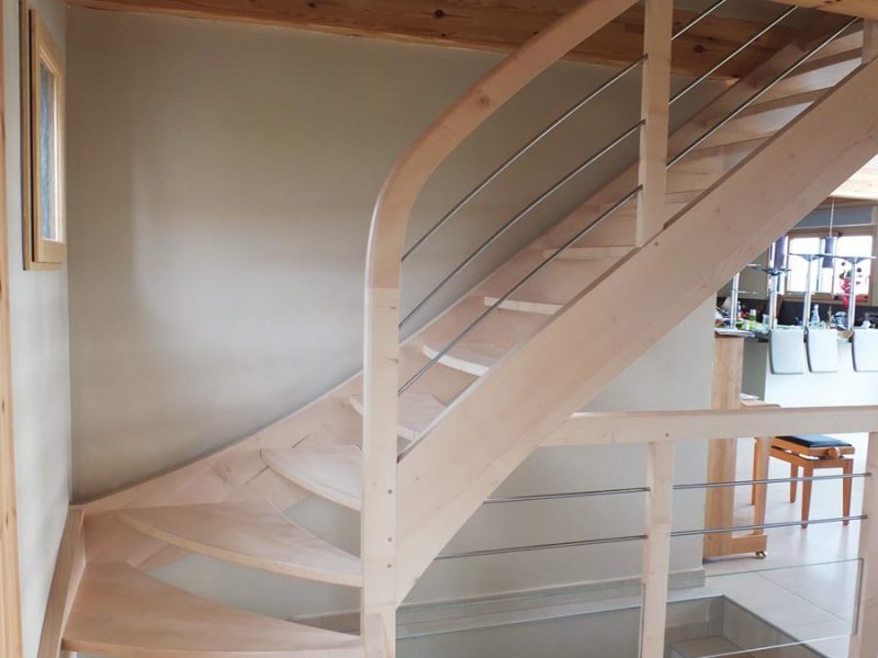 Escalier bois courbe moderne en Alsace