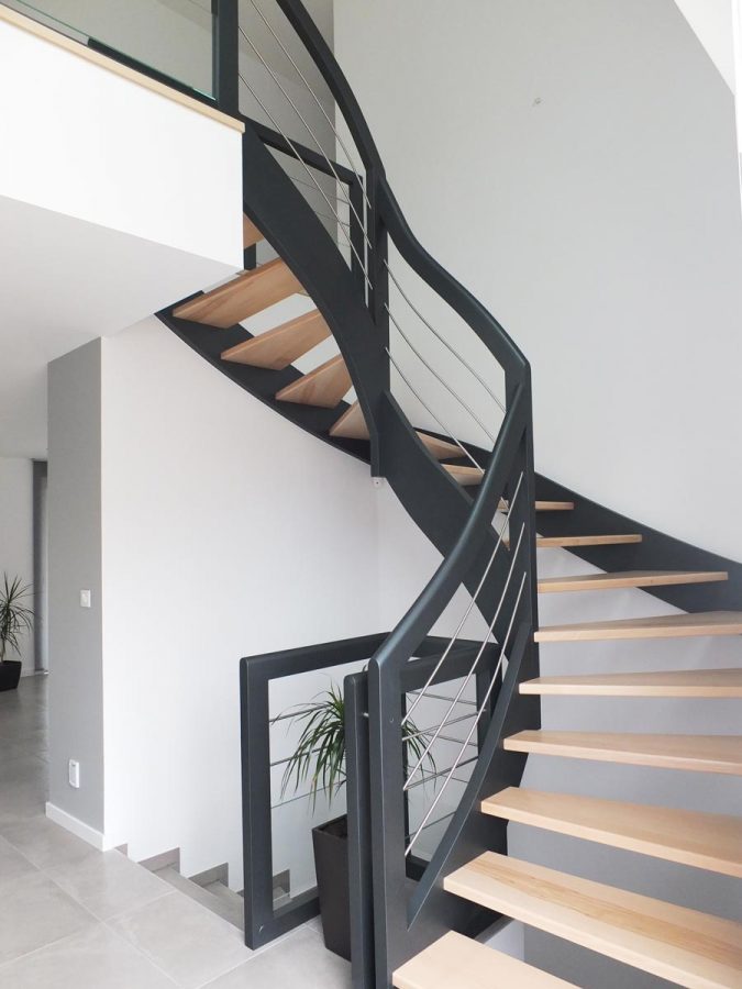 Escalier bois laqué courbe moderne en Alsace