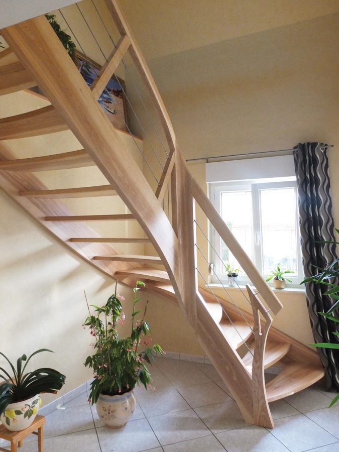 Escalier bois courbe moderne en Alsace