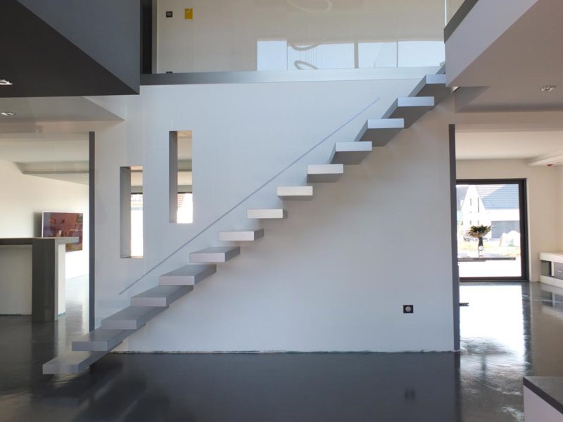 Escalier autoportant design laqué gris