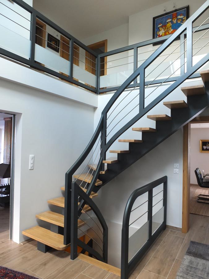Escalier limon central bois teinté gris