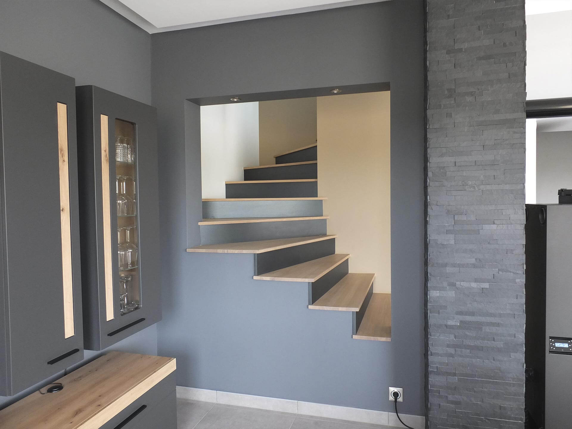 Habillage d'un escalier en bois et couleur grise